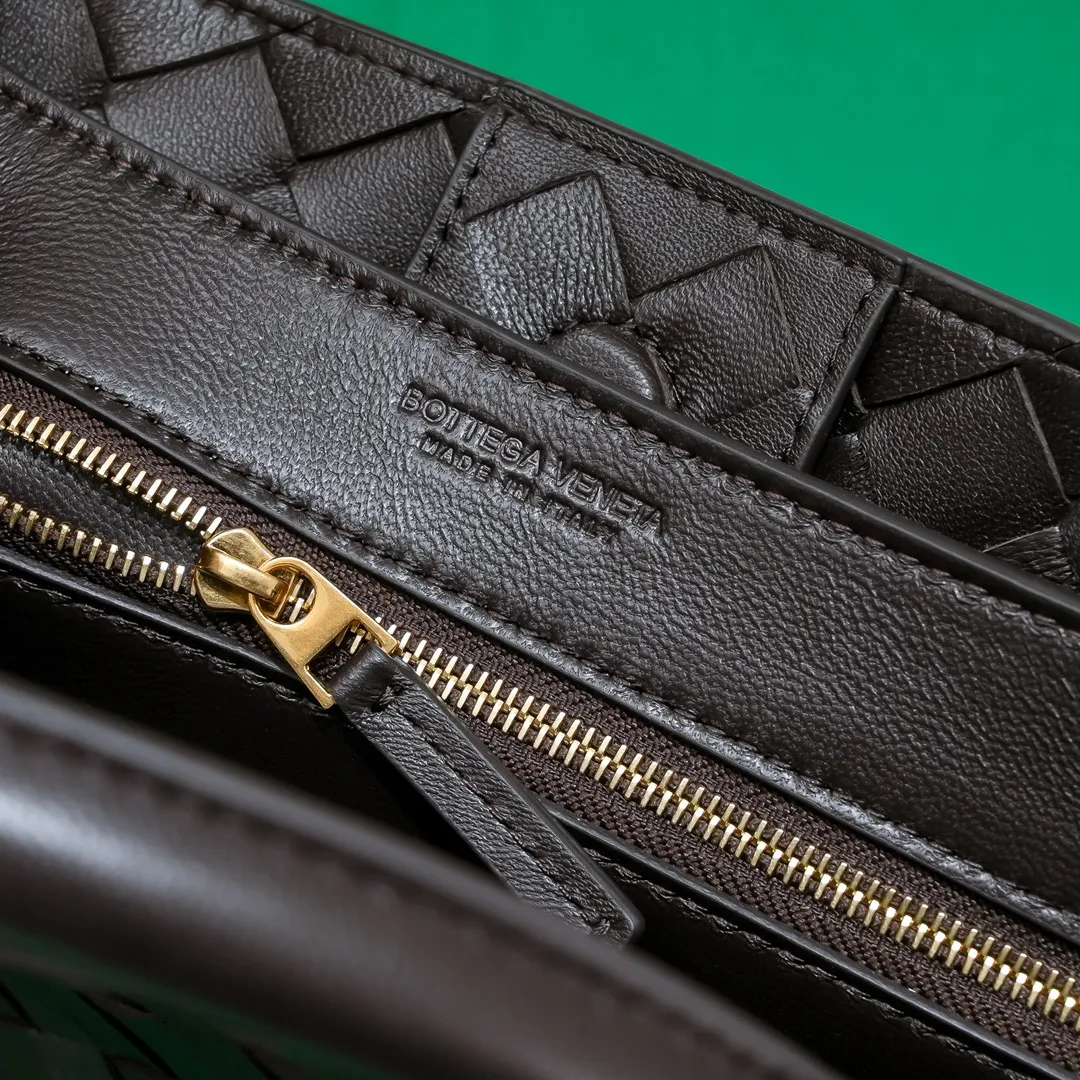 Batch 1960 BOTTEGA VENETA 2024 spring and summer new small ANDIAMO chain bag is also available! 🔥🔥I believe many friends have been waiting for a long time. The metallic chain adds a touch of sophistication to the original softness and elegance of Andiamo. The collision of classic craftsmanship and elegance creates a different kind of beauty. Style number: 6008 Size: 25*22*10.5cm